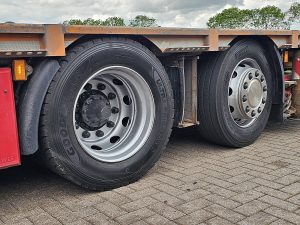 Opony z dobrym bieżnikiem — Scania R490 HMF 6020 z 2016 roku