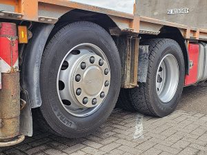 Opony z dobrym bieżnikiem, ujęcie 2 — Scania R490 HMF 6020 z 2016 roku