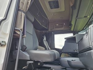 Wnętrze kabiny — Scania R490 HMF 6020 z 2016 roku