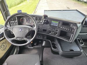 Deska rozdzielcza i stanowisko kierowcy — Scania R490 HMF 6020 z 2016 roku