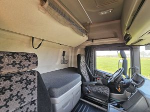 Fotele i leżanka w kabinie — Scania R500 z 2022 roku