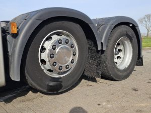Opony z dobrym bieżnikiem — Scania R500 z 2022 roku