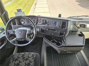 Deska rozdzielcza i stanowisko kierowcy — Scania R500 z 2022 roku