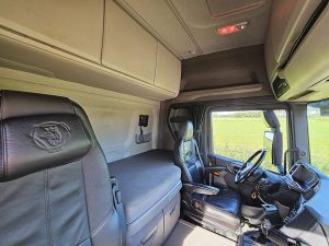 Fotele i leżanka w kabinie — Scania R500 6X2*4 NB LEATHER z 2021 roku