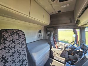 Fotele i leżanka w kabinie — Scania R500 6x2/4 RETARDER ADR z 2021 roku