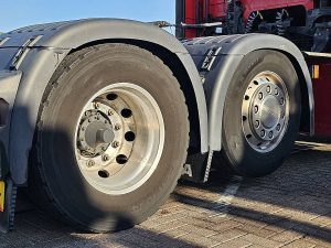 Opony z dobrym bieżnikiem — Scania R500 6x2/4 RETARDER ADR z 2021 roku