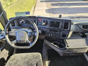 Deska rozdzielcza i stanowisko kierowcy — Scania R500 6x2/4 RETARDER ADR z 2021 roku