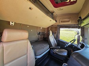 Fotele i leżanka w kabinie — Scania R520 z 2014 roku