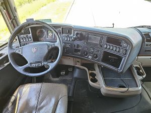 Deska rozdzielcza i stanowisko kierowcy — Scania R520 z 2014 roku