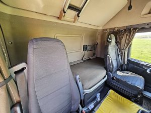 Fotele i leżanka w kabinie — Scania R520 z 2016 roku