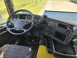Deska rozdzielcza i stanowisko kierowcy — Scania R520 z 2016 roku
