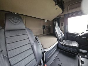 Fotele i leżanka w kabinie — Scania R520 HL V8 LEATHER RET. z 2015 roku