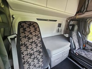 Fotele i leżanka w kabinie — Scania R580 6X2*4 WB4750 PTO V8 z 2019 roku