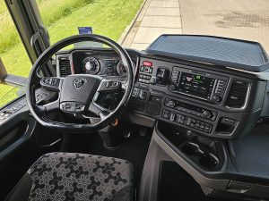 Deska rozdzielcza i stanowisko kierowcy — Scania R580 6X2*4 WB4750 PTO V8 z 2019 roku