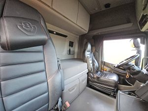 Fotele i leżanka w kabinie — Scania R580 6X2 NB LED LEATHER z 2020 roku