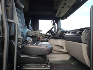 Wnętrze kabiny — Scania R580 6X2 NB LED LEATHER z 2020 roku