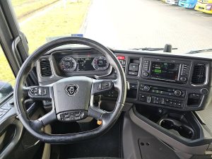 Deska rozdzielcza i stanowisko kierowcy — Scania R580 6X2 NB LED LEATHER z 2020 roku