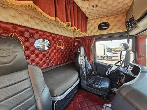 Fotele i leżanka w kabinie — Scania R580 8X4 COMBI SPECIAL z 2016 roku