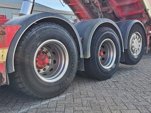 Opony z dobrym bieżnikiem — Scania R580 8X4 COMBI SPECIAL z 2016 roku