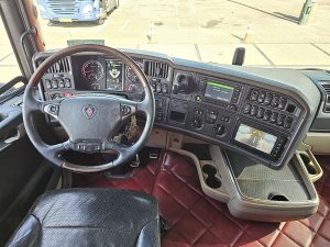 Deska rozdzielcza i stanowisko kierowcy — Scania R580 8X4 COMBI SPECIAL z 2016 roku