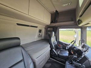 Fotele i leżanka w kabinie — Scania R580 V8 6X4 80 TON RETARD z 2021 roku