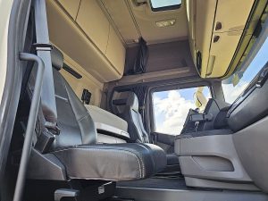 Wnętrze kabiny — Scania R580 V8 6X4 80 TON RETARD z 2021 roku