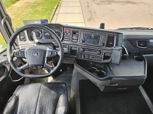Deska rozdzielcza i stanowisko kierowcy — Scania R580 V8 6X4 80 TON RETARD z 2021 roku
