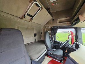 Fotele i leżanka w kabinie — Scania R730 8X4 147T z 2012 roku