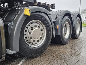 Opony z dobrym bieżnikiem — Scania R730 8X4 147T z 2012 roku