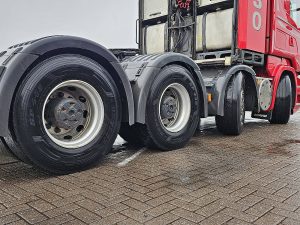 Opony z dobrym bieżnikiem, ujęcie 2 — Scania R730 8X4 147T z 2012 roku