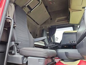 Wnętrze kabiny — Scania R730 8X4 147T z 2012 roku