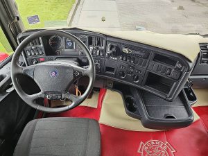 Deska rozdzielcza i stanowisko kierowcy — Scania R730 8X4 147T z 2012 roku