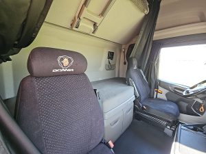 Fotele i leżanka w kabinie — Scania S540 4X AIR RET. LED z 2021 roku