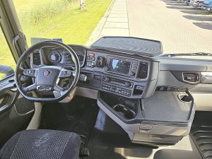 Deska rozdzielcza i stanowisko kierowcy — Scania S540 4X AIR RET. LED z 2021 roku