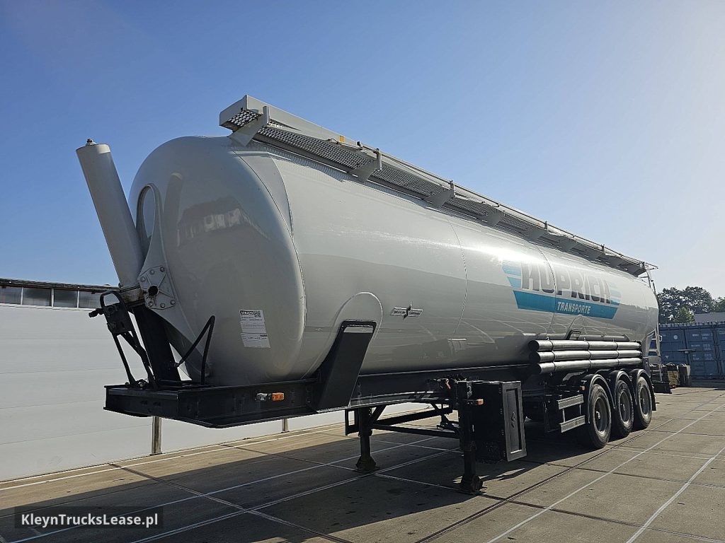 Spitzer SK 2760 CAL Rieselgueter z 2000 roku, silos z zagranicy — przód pojazdu