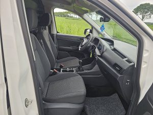 Wnętrze kabiny — Volkswagen CADDY 2.0 L1 NAP Euro6 Carplay z 2021 roku