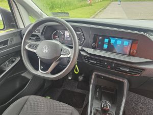 Deska rozdzielcza i stanowisko kierowcy — Volkswagen CADDY 2.0 L1 NAP Euro6 Carplay z 2021 roku