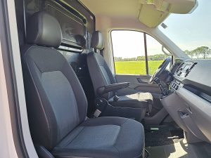 Wnętrze kabiny — Volkswagen CRAFTER 2.0 L3H2 Airco Carplay z 2021 roku