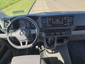 Deska rozdzielcza i stanowisko kierowcy — Volkswagen CRAFTER 2.0 L3H2 Airco Carplay z 2021 roku