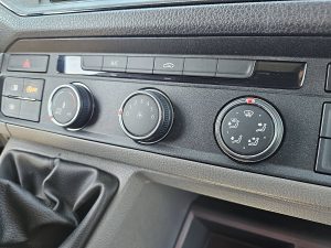 Wyposażenie specjalne wnętrza — Volkswagen CRAFTER 2.0 L3H2 Airco Carplay z 2021 roku