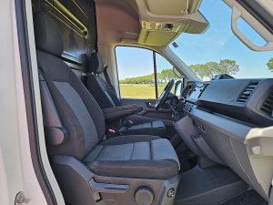Wnętrze kabiny — Volkswagen CRAFTER 2.0 L3H3 RWD Euro6 AC! z 2022 roku