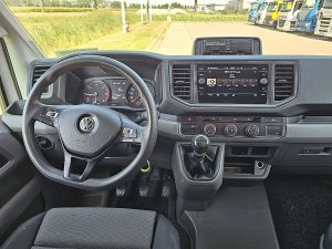 Deska rozdzielcza i stanowisko kierowcy — Volkswagen CRAFTER 2.0 L3H3 RWD Euro6 AC! z 2022 roku