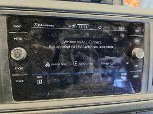 Ekran z Apple CarPlay — Volkswagen CRAFTER 2.0 L3H3 RWD Euro6 AC! z 2022 roku