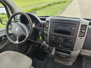 Deska rozdzielcza i stanowisko kierowcy — Volkswagen CRAFTER 35 2.0 maxi EURO5 z 2010 roku