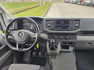 Deska rozdzielcza i stanowisko kierowcy — Volkswagen CRAFTER 50 2.0 TDI 177 L4H3 z 2018 roku