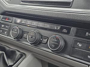 Wyposażenie specjalne wnętrza — Volkswagen CRAFTER 50 2.0 TDI 177 L4H3 z 2018 roku
