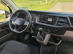 Deska rozdzielcza i stanowisko kierowcy — Volkswagen TRANSPORTER 2.0 TDI ac automaat EURO6 z 2022 roku