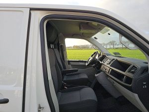 Wnętrze kabiny — Volkswagen TRANSPORTER 2.0 TDI L1H1 Navi Euro6 AC! z 2018 roku
