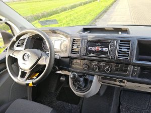 Deska rozdzielcza i stanowisko kierowcy — Volkswagen TRANSPORTER 2.0 TDI L1H1 Navi Euro6 AC! z 2018 roku