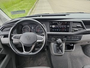Deska rozdzielcza i stanowisko kierowcy — Volkswagen TRANSPORTER 2.0 TDI L1H1 Navi LED DSG z 2020 roku